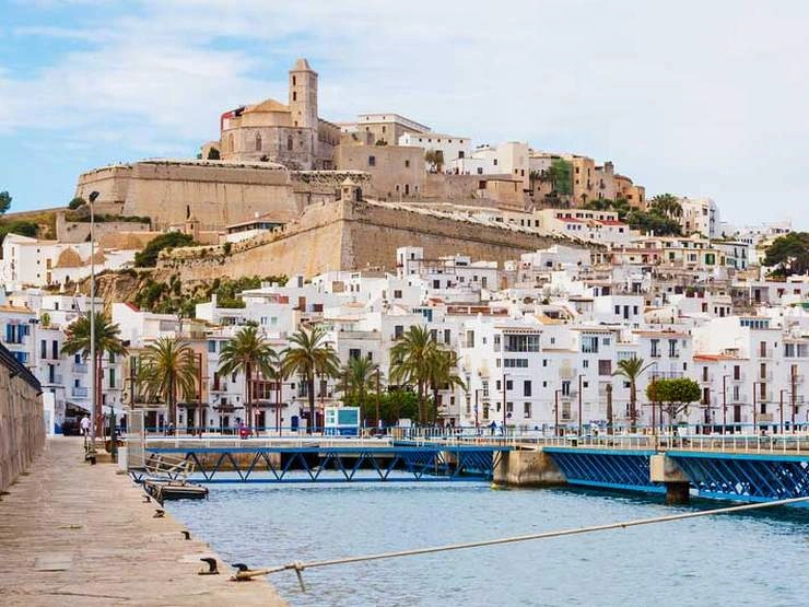 Ibiza – färjehamn och destinationsguide
