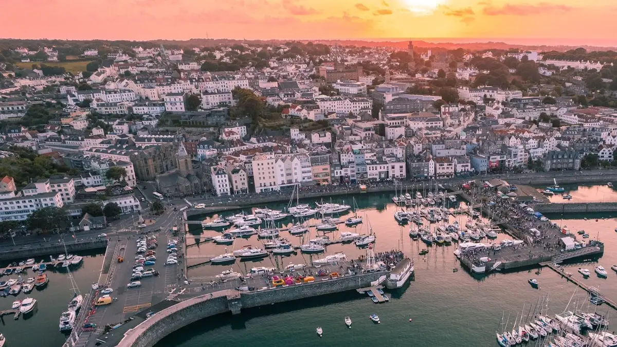 Färjeresa och hamninformation för St Malo–Guernsey