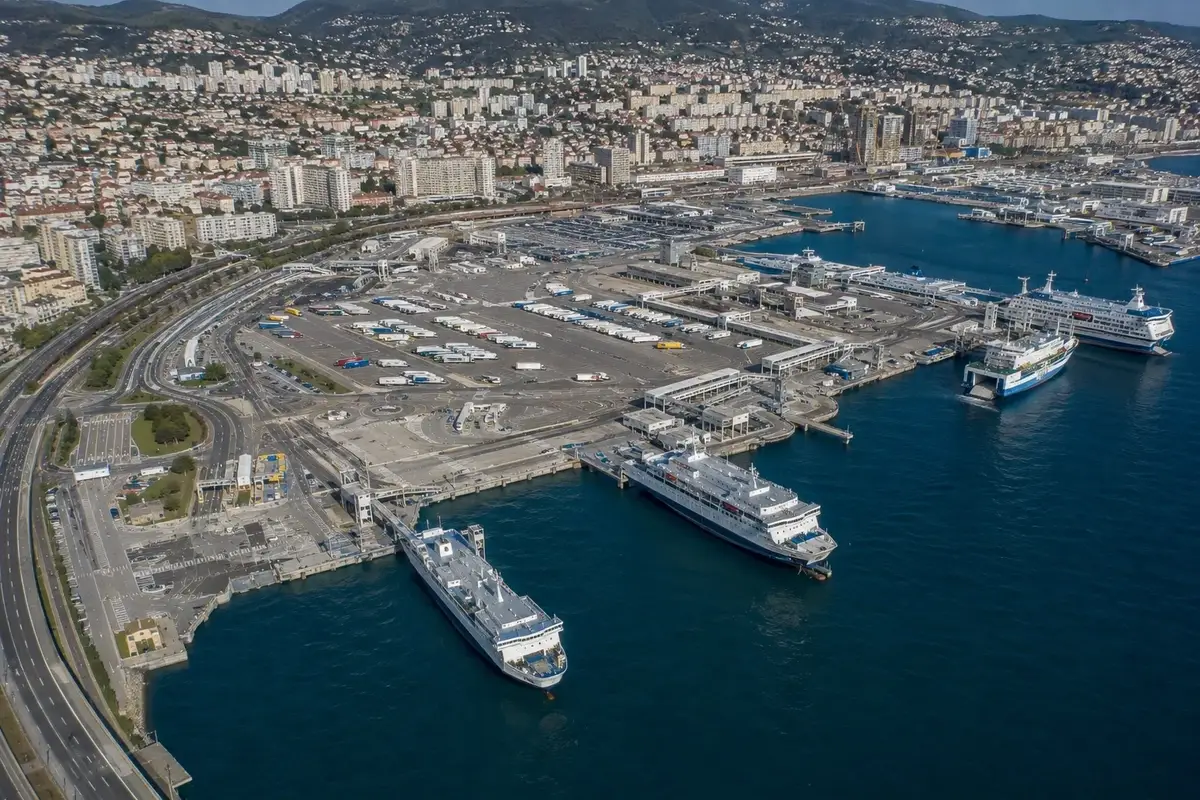 Färjeresa och hamninformation för Toulon–Porto-Vecchio