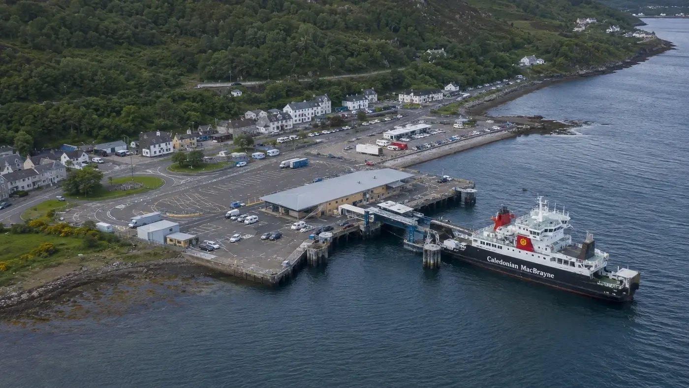 Färjeresa och hamninformation för Ullapool–Stornoway